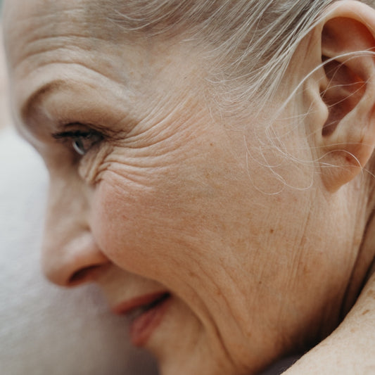 ¿Cómo afecta la edad a las cejas y pestañas?